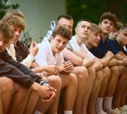 Zēni sēž uz soliņa