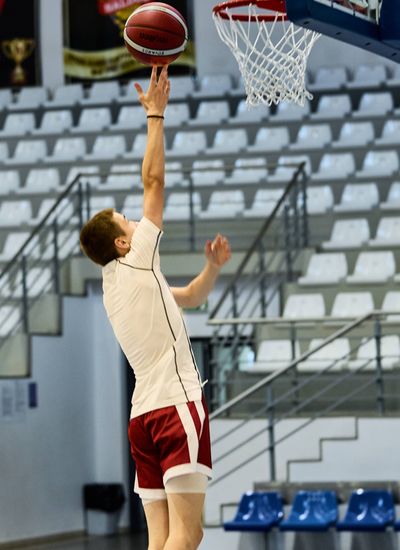 Jaunietis spēlē basketbolu