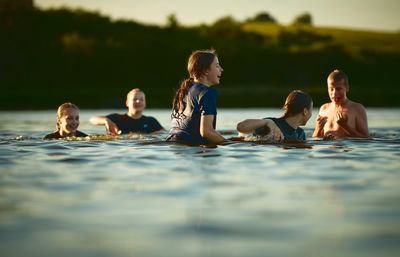 Meitenes peld ezerā