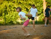 Bērns met volejbola bumbu