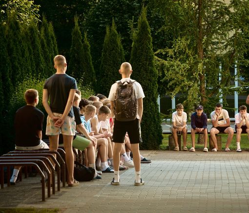 Bērni klausās instruktoros